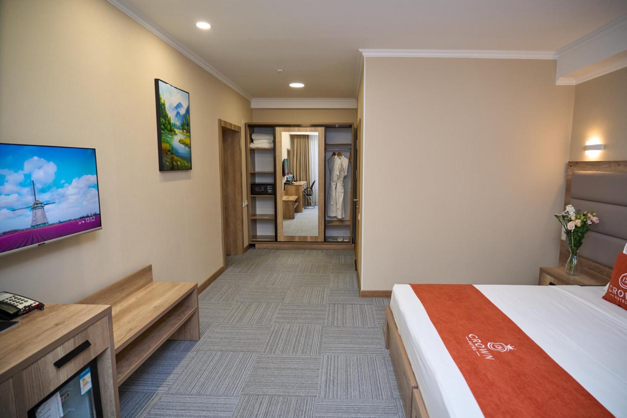 Crown Hotel بيشكيك المظهر الخارجي الصورة