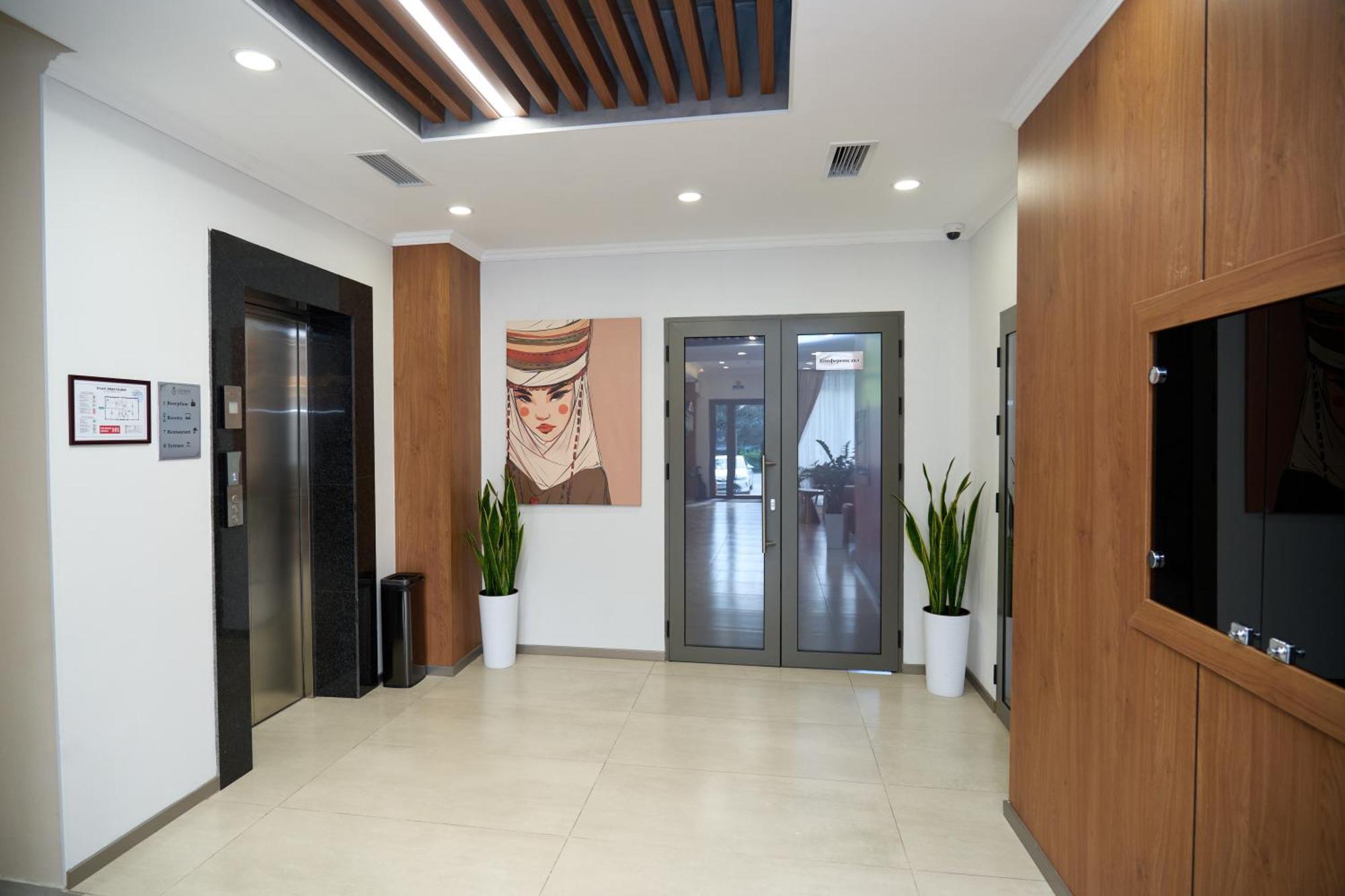 Crown Hotel بيشكيك المظهر الخارجي الصورة