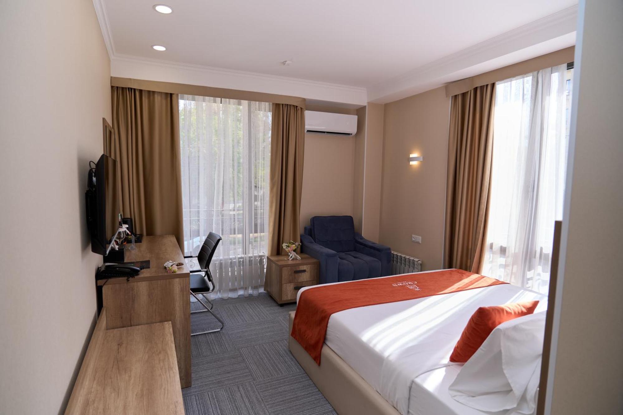 Crown Hotel بيشكيك المظهر الخارجي الصورة
