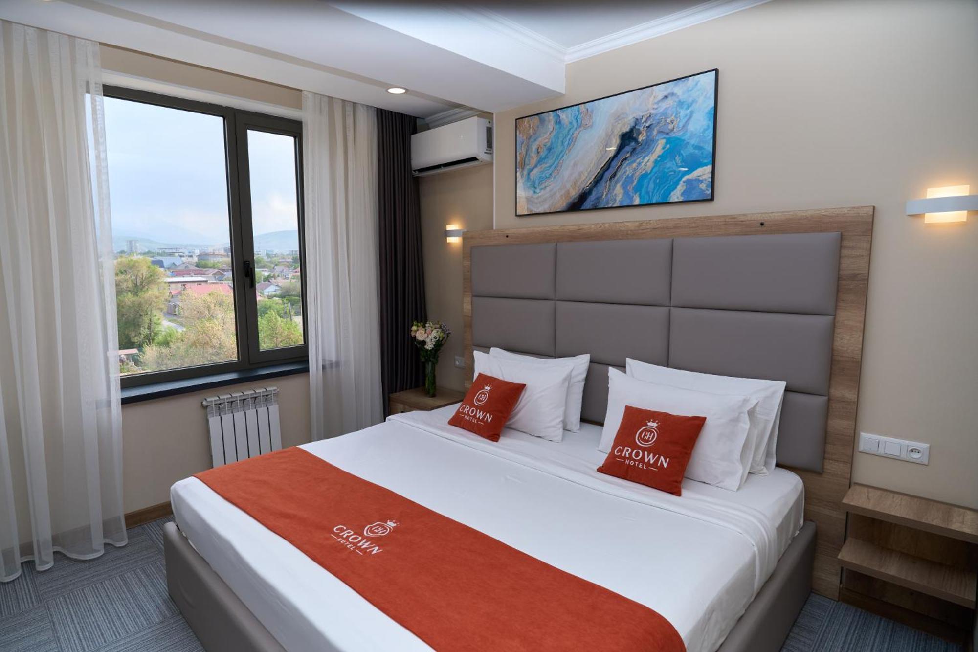Crown Hotel بيشكيك المظهر الخارجي الصورة
